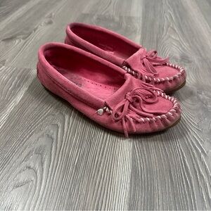 Minnetonka Pink Suede Fringe Moccasins Women’s 6‎